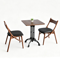 Ensemble de table et de chaises carrées de style médiéval personnalisable avec structure en métal pour cafés, pâtisseries, restaurants, et restaurants de nouilles