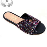 Nouvelles sandales plates pour femmes, décorées de strass colorés, ceinture tendance colorée, chaussures décontractées d'extérieur, tongs de plage
