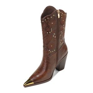 <span class=keywords><strong>Botas</strong></span> Vaqueras Occidentales de Media Pantorrilla Color Marrón para <span class=keywords><strong>Mujer</strong></span> Moncheer, con Bordado Floral en el Caña, Tachuelas Doradas, Punta Metálica, Aumentan la Estatura, para Invierno - Product Image 4