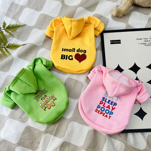 Sudadera con capucha forrada de lana para perros y gatos, estampado de letras verdes con hebilla para correa, ropa para mascotas de otoño e invierno - Product Image 3