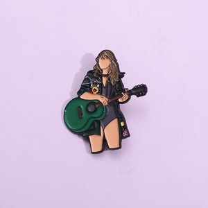Toptan Metal Karikatür Müzik Broşu Yaratıcı Gitar Albümü Metal Rozeti Peri Temalı Noel Ulusal Gün Cadılar Bayramı Mezuniyet için - Product Image 4