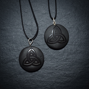 Collier pendentif Triquetra celtique en bois d'agate noire classique avec motif géométrique, cadeau de bijoux unisexe - Product Image 3