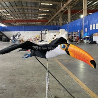 Sculpture d'oiseau toucan animatronique réaliste, décoration de parc à thème tropical intérieur, statue de toucan en mousse pour exposition intérieure