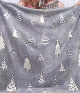 BORA lueur dans la couverture sombre, couverture de dessin animé en polaire douce en peluche pour cadeau d'arbre de Noël pour anniversaire, décoration de chambre de Noël pour enfants - Product Image 6