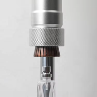 Machine manuelle à sertir les bouchons de colliers en métal pour les joints de pulvérisation des bouteilles d'emballage alimentaire.