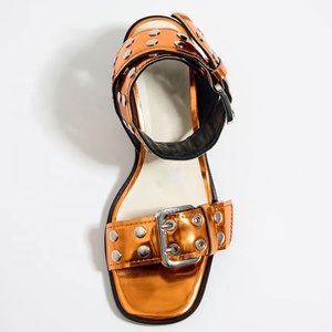 Nouvelles sandales d'été à bout ouvert avec boucles et clous métalliques pour femmes, talons courts de 5 cm, style slingback - Product Image 5