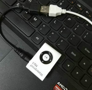 เครื่องเล่น MP3 กันน้ำสำหรับโรงงาน มาตรฐาน IPX8 สำหรับเล่นกีฬา ว่ายน้ำ พกพาสะดวก รองรับวิทยุ FM รองรับการ์ด TF ดีไซน์คลิปหนีบพลาสติก - Product Image 5