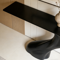 Table console Silhouette bio, finition mate foncée, meuble d'appoint sinusoïdal pour couloir, piédestal moulé futuriste, pédiment d'intérieur de luxe