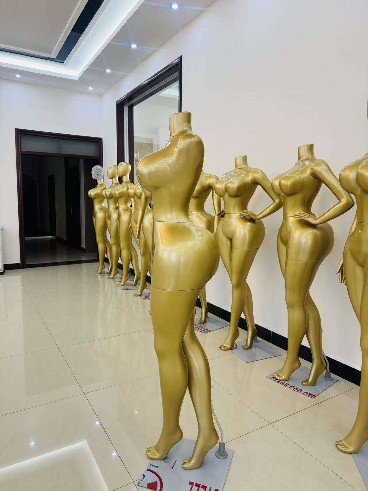 Peinture dorée sans tête ni bras.