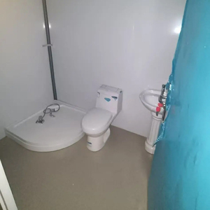 Chantier de construction moderne assemblant des structures de 20 et 40 pieds, des maisons préfabriquées en panneaux sandwich. - Product Image 6