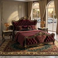 Ensemble de canapés classiques baroques en velours bordeaux, avec structure en bois sculpté et finition dorée, pour suite présidentielle, villa de luxe, mobilier FF&E sur mesure