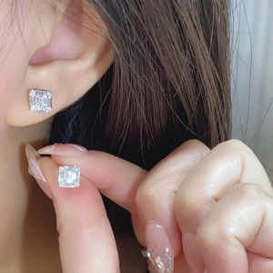 Boucles d'oreilles en or blanc 18 carats Xinfly avec diamants, 0,40 ct, diamants taille baguette, grappe carrée, halo élégant et luxueux - Product Image 4