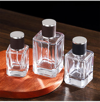 Flacon pulvérisateur de parfum carré en verre transparent de 100 ml avec pompe, rechargeable, diffuseur prêt à l'emploi, gravure couleur personnalisée et marquage à chaud