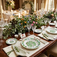 Assiettes de luxe vintage en céramique à feuilles vertes, service de vaisselle en porcelaine à bord doré, assiettes de présentation pour mariage, événement, hôtel et maison