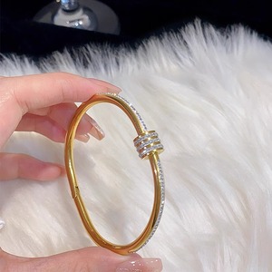 สร้อยข้อมือเหล็กไทเทเนียมสีทองแฟชั่นสำหรับผู้หญิงสร้อยข้อมือคู่ zircon สำหรับเป็นของขวัญ - Product Image 3
