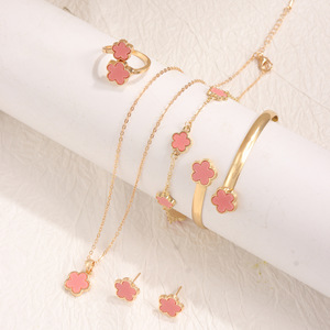 Ensemble de <span class=keywords><strong>bijoux</strong></span> 5 pièces tendance, plaqué <span class=keywords><strong>or</strong></span>, motif feuille et fleur colorée, comprenant collier, bracelet, jonc, bague, boucles d'oreilles et chaîne, motif trèfle, pour <span class=keywords><strong>femme</strong></span> - Product Image 5
