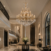 Lustre en cristal et laiton massif de qualité hôtelière, style vintage européen orné et personnalisé, à plusieurs niveaux, pour hall d'hôtel ou villa.