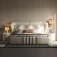 Lit plateforme moderne de luxe rembourré, taille King, avec cadre en cuir et tête de lit capitonnée à volants