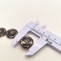 Kancing Resin Berukir Laser dengan Detail Jahitan Cat Isi untuk Pakaian Kelas Atas