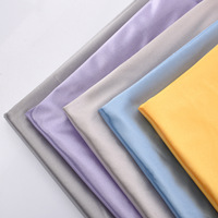 Tissu satiné liquide brillant en polyester 100% au mètre Caractéristique de mémoire pour doublure de vêtements et de robes