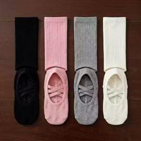 Chaussettes de Pilates personnalisées en coton antidérapantes et respirantes pour femmes, avec design de revers au bas, idéales pour le yoga et la saison printanière