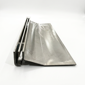 Système de drainage au sol à fente dissimulée avec couvercle en acier inoxydable et canal en béton polymère pour terrasse extérieure et piscine - Product Image 2