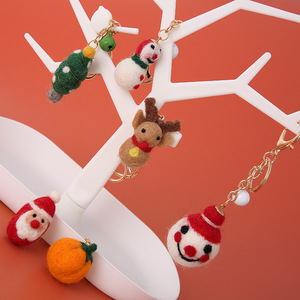 LLavero de fieltro de lana de Navidad hecho a mano, bonito bolso de dibujos animados, colgante, llaveros de tela con regalos de Navidad de Metal - Product Image 6