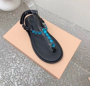 Hot Europe Station nueva moda chanclas planas casuales para mujeres zapatillas de cristal con dedos para mujeres que usan zapatos de playa - Product Image 4
