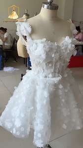 Abito da sposa corto con spalline sottili, corpetto a cuore e decorazioni floreali 3D, ideale per fuga in due, addio al nubilato o matrimonio. - Product Image 4