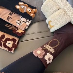 Chaussettes mi-mollet en peluche pour femme, avec motifs tendance en plumes, fleurs 3D et ours de dessin animé, chic - Product Image 4
