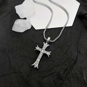 תליון צלב אופנתי לגברים מצופה זהב 18 קראט מפלדת אל-חלד של ARNAN עם שרשרת פנינים מרובעת משובצת קריסטל, נוצרי - Product Image 4