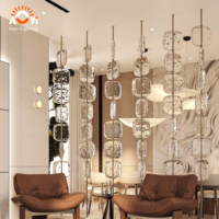 Cloison en verre texturé sur mesure, séparateur de pièce moderne avec luminaire suspendu pour hall d'hôtel, complexe hôtelier, villa de luxe