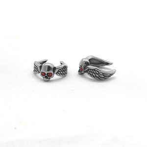 Yunnique – boucles d'oreilles à clipser, design tête de mort, ton argenté, yeux rouges, style punk, pour oreilles non percées, bijoux à la mode - Product Image 5