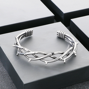 Brazalete de Moda para Hombre, Estilo Tribal Vintage con Plumas y Estrellas, Acero Inoxidable 316L, Plata Antigua Oxidada, Ajustable - Product Image 1