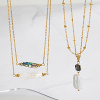 Collier empilable pour femme en acier inoxydable plaqué or 18 carats avec coquille d'ormeau naturelle, perle baroque d'eau douce et coquille de paua irisée