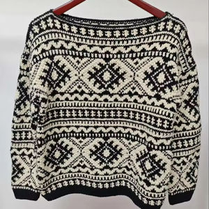 Pull tricoté d'épaule noire d'inspiration nordique avec motifs géométriques traditionnels de Fair Isle Logo avant de style décontracté - Product Image 1