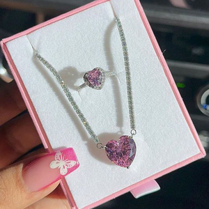 Ensemble de bijoux tendance : Collier pendentif cœur mignon en zircon cubique rose et bague minimaliste - Product Image 1