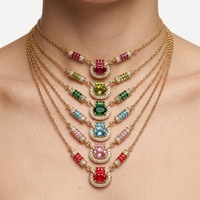 Collier multicolore de luxe léger avec pierre principale ovale en pierres précieuses colorées, diamants et chaîne dorée rectangulaire