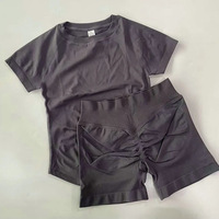 Ensemble de yoga et fitness deux pièces pour femme : T-shirt uni sans coutures à manches courtes et short froncé, séchage rapide, en nylon