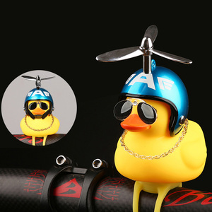 Mini Patito de Goma Amarillo Adorable al por Mayor con Casco de Libélula de Bambú - Product Image 3