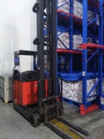 Chariot élévateur Linde série 115, chariot élévateur électrique à mât rétractable de 1 tonne pour le stockage en allée étroite R10CS