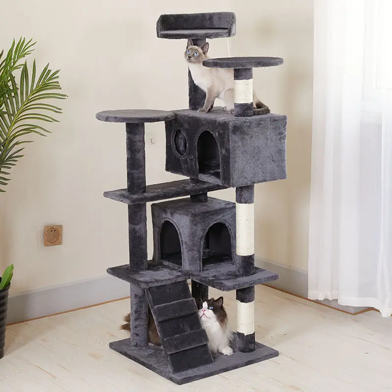 Casa sull'albero del gatto con giocattoli