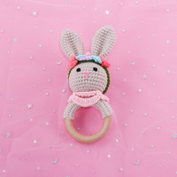 Jouet apaisant transfrontalier en peluche gonflable, poupée lapin en crochet avec pince à cheveux en fil fait main et hochet, pour nourrissons et tout-petits