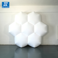 Modèle de nuage gonflable blanc hexagone moderne personnalisé éclairage à LED kiosque gonflable sur le toit pour la décoration