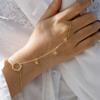 Bracelet de main et bague en laiton plaqué or 18 carats Gemnel avec fleur de lys en zircone cubique pour femme