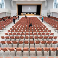 Chaises de bureau modernes de luxe avec un nouveau design empilable et fabriquées en matériau PP, chaise de conférence