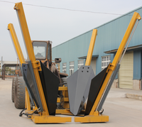 Matériel lourd pour le transplantation d'arbres de jardin de grande taille, chargeuse sur pneus, pelle à arbres