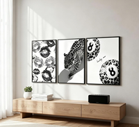 Art mural Trio de boules de billard Léopard encadré en alliage noir mat minimaliste, idéal pour les entrepreneurs en rénovation urbaine européenne et les travaux d'aménagement