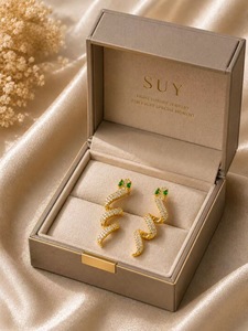 Orecchini a forma di serpente placcati in oro con pietre di zircone per donna, gioielli da festa, design alla moda a forma di animale - Product Image 3