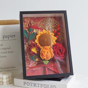 Marco de fotos con ramo de flores simuladas hechas a mano, rosas y girasoles, flores terminadas en crochet hechas a mano. - Product Image 2